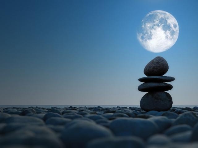 Луна и балансирующие камни