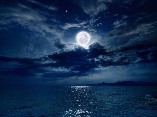Лунный свет в море