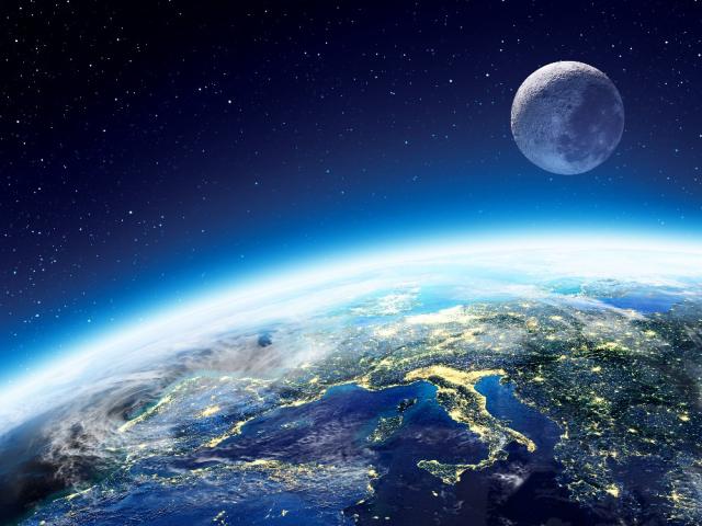 Яркая атмосфера Земли и Луна