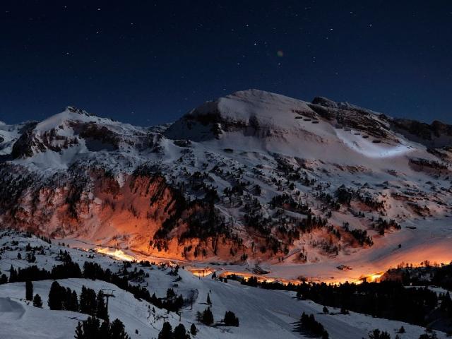 Ночь в заснеженных горах