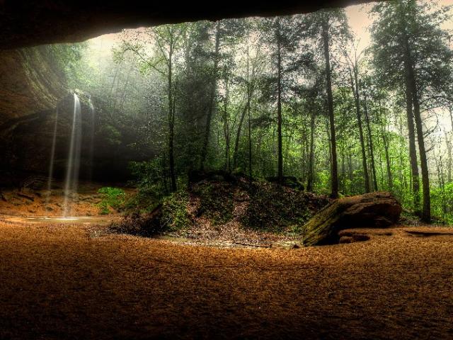 Лес, водопад, каменный свод