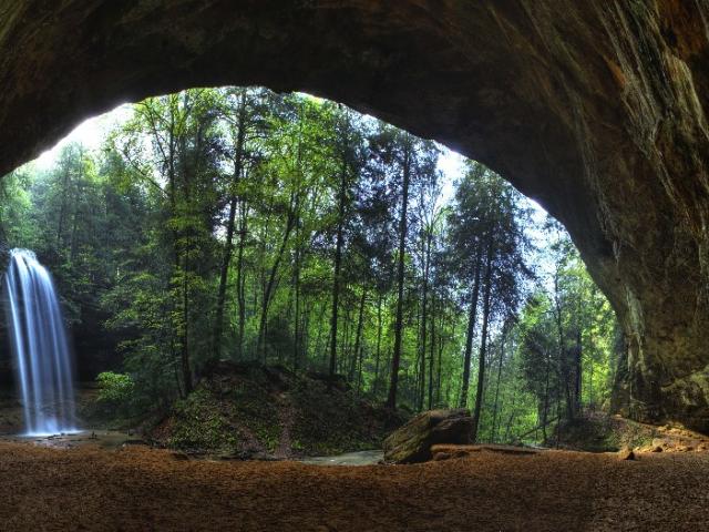 Лес, водопад, каменная арка