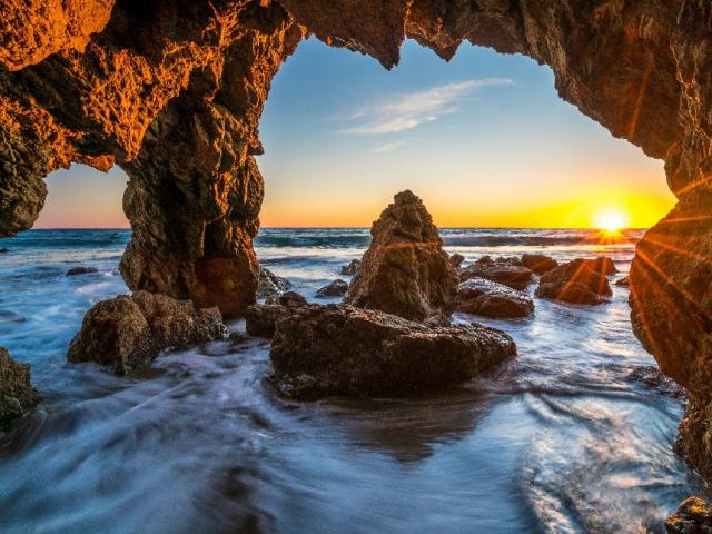 Пещера, скалы, вид на море, восход Солнца
