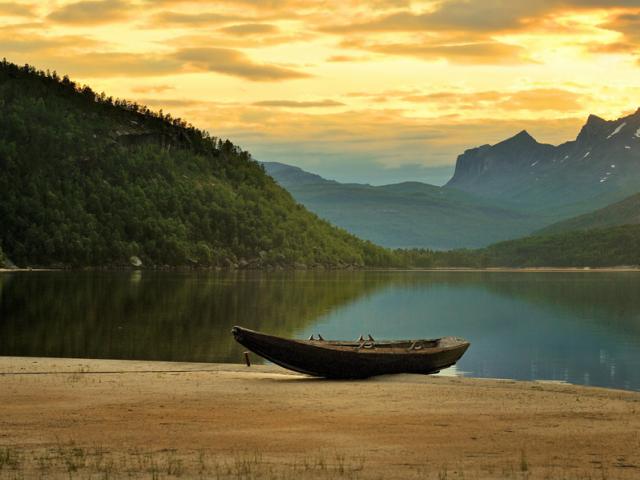 Лодка, озеро, горы