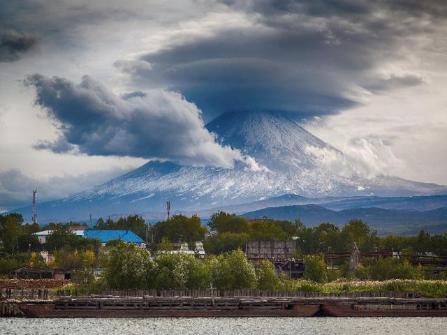 Вулкан, линзовидное облако, Камчатка