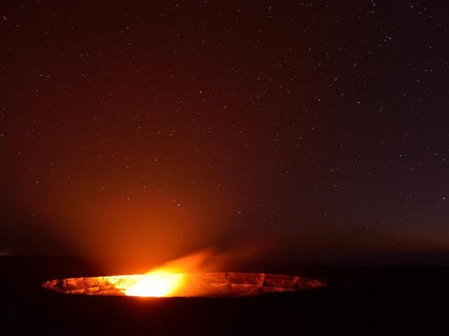 Звёздное небо, кратер вулкана