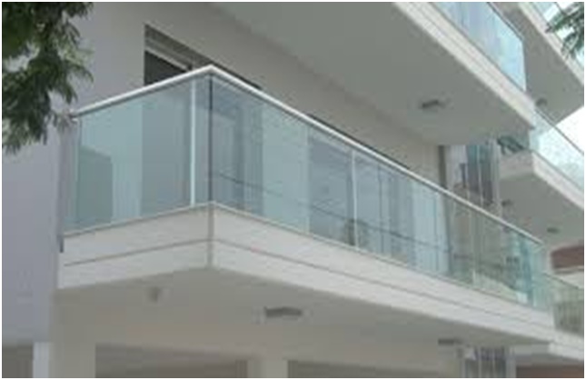 Балкон со стеклянным ограждением