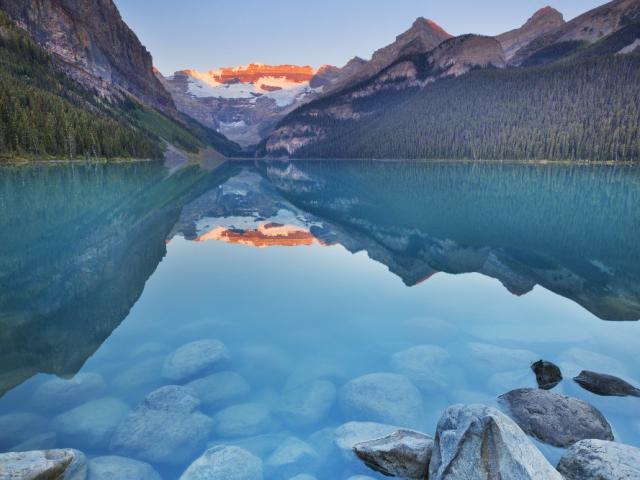 Водная гладь, горная цепь