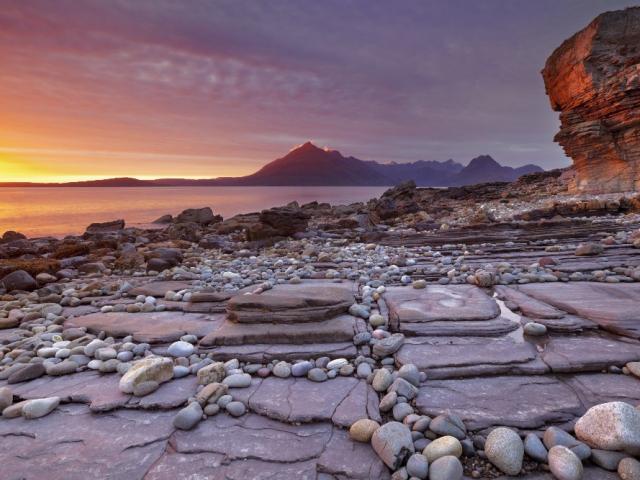 Каменистый берег, горы, море, закат