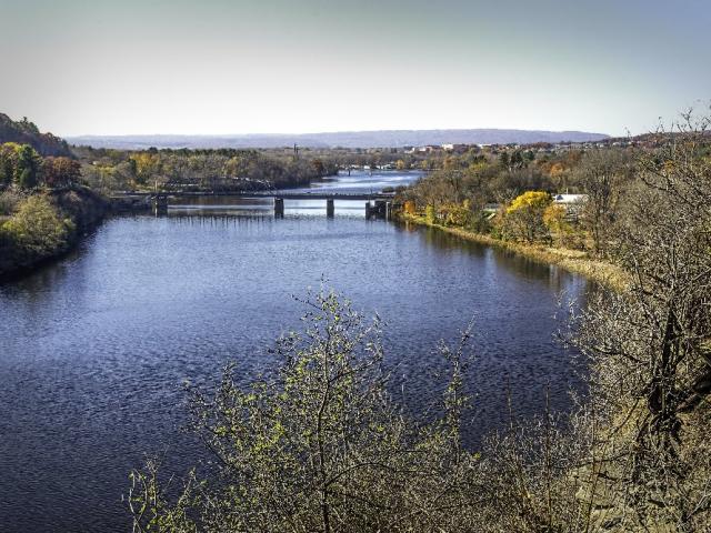 Широкая река, мост